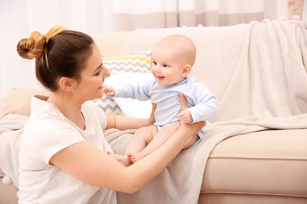 Mutter und ihr kleines Baby — Stockfoto