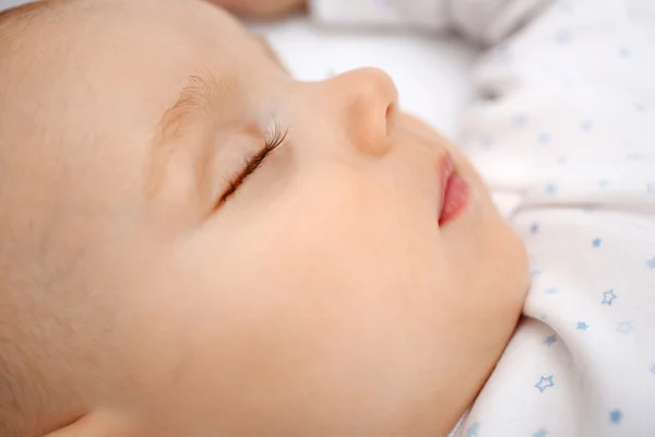 Спящий ребенок в постели — стоковое фото
