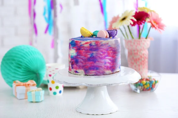 Sabroso pastel de color con macarrones — Foto de Stock