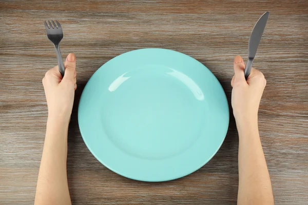 Mujer sosteniendo tenedor y cuchillo —  Fotos de Stock