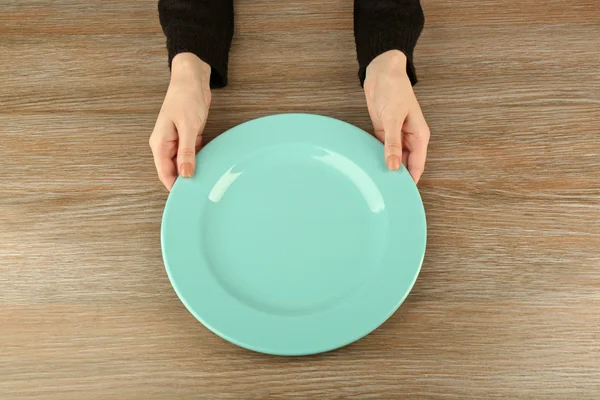 Руки держат пустую тарелку — стоковое фото