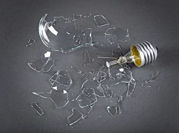 Broken light bulb — Stock Photo, Image