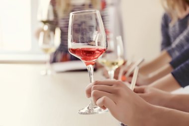 Şarap tadım uzmanları