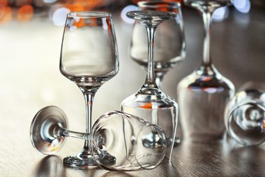 Boş parlak kadehlerin