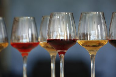 Birçok farklı şarap bardak