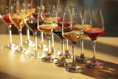 Birçok farklı şarap bardak