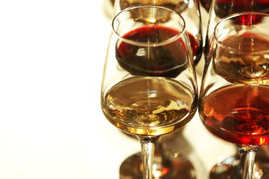 Birçok farklı şarap bardak