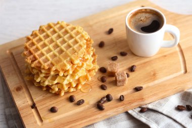 Kahve ile lezzetli waffle  