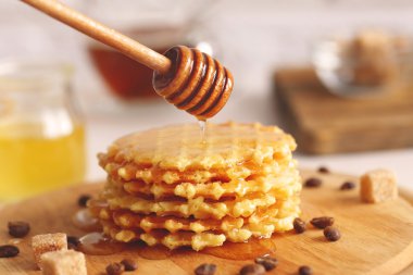 Lezzetli waffle bal ile 