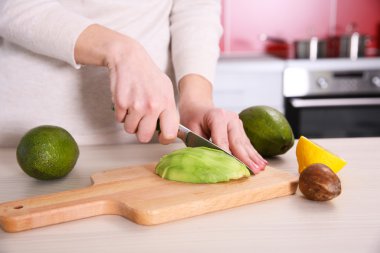 Kadın Dilimleme taze avokado 
