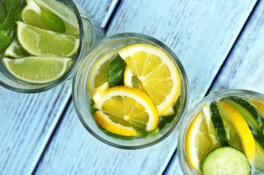 Soda, kireç, limon ve salatalık taze kokteyller