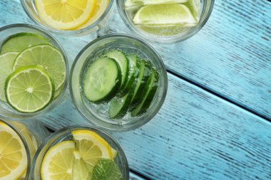 Soda, kireç, limon ve salatalık taze kokteyller