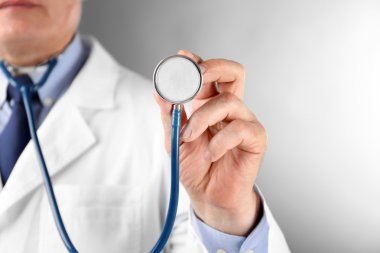 profesyonel doktor stetoskop ile