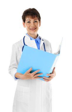 Beyaz izole kağıt klasörle profesyonel doktor