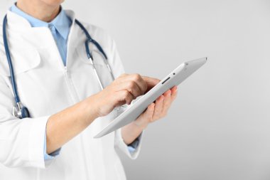 Tablet ile profesyonel doktor 