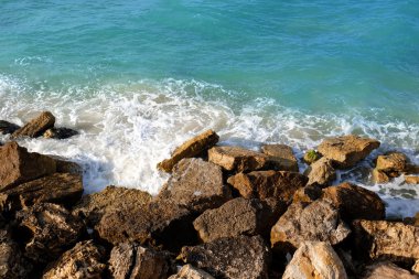 Deniz plaj kayalar ile