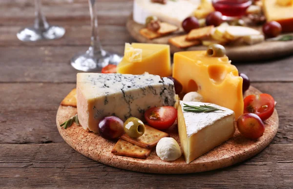 Farklı peynir çeşitleri. — Stok fotoğraf
