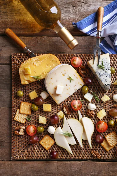 Diferentes tipos de queijo — Fotografia de Stock