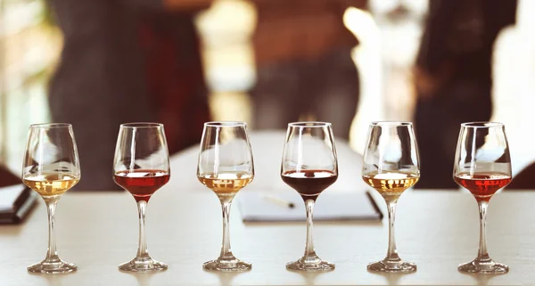 Many glasses of different wine — Stock Photo, Image