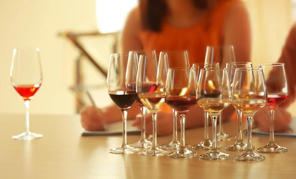 Especialistas degustação de vinho — Fotografia de Stock