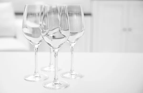 Bicchieri da vino su interni sfocati — Foto Stock