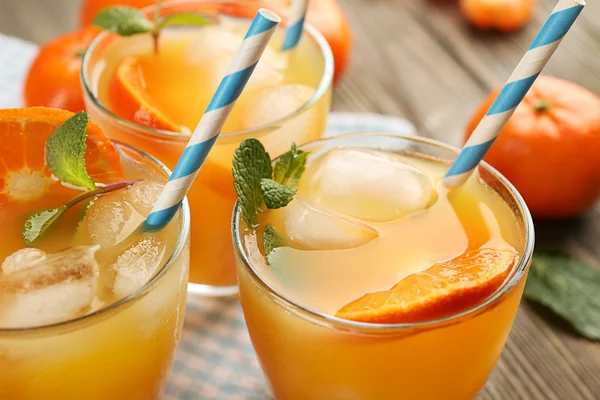 Cocktails à la mandarine avec glace — Photo