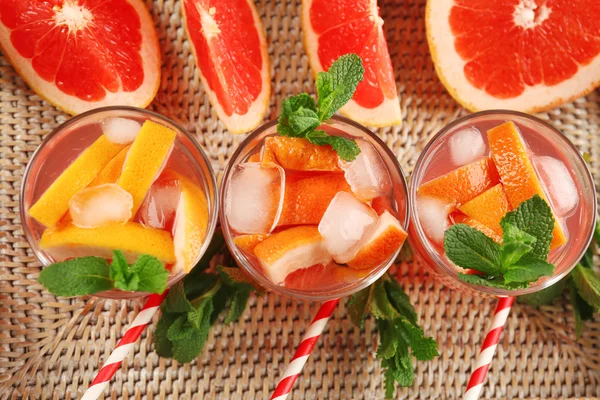 Спелые грейпфруты и свежий сок — стоковое фото