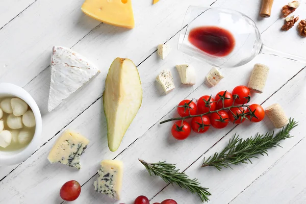 Vino con aperitivos y queso — Foto de Stock