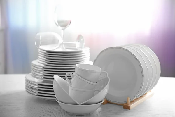 Set di nuovi piatti bianchi — Foto Stock