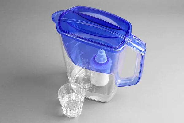 Vodní filtr džbán a sklenice — Stock fotografie