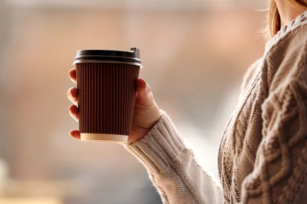 Mujer joven bebiendo café — Foto de Stock