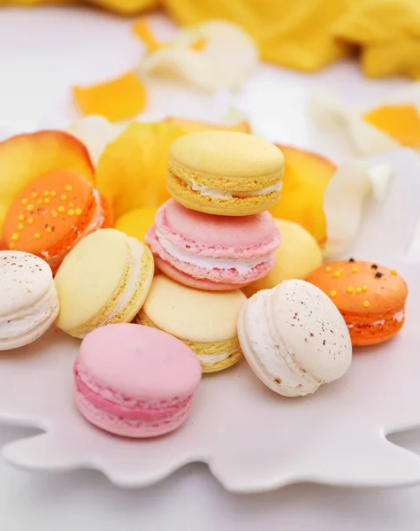 Placa com macaroons frescos — Fotografia de Stock