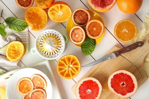 Juicing deliciosas naranjas —  Fotos de Stock