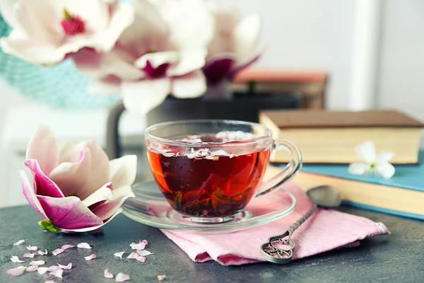 Cup of tea and flowers — Stock Photo, Image