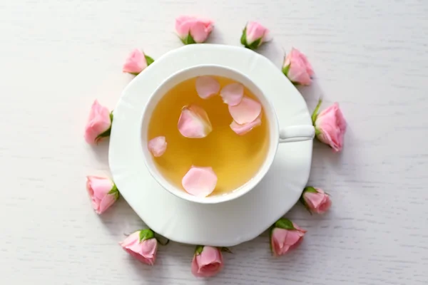 Šálek čaje s růžemi — Stock fotografie