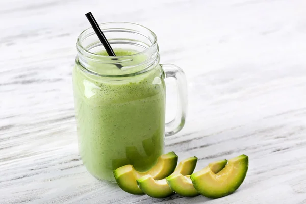 Delicioso batido de aguacate fresco —  Fotos de Stock