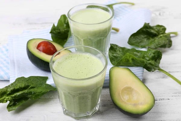 Delicioso batido de aguacate fresco —  Fotos de Stock