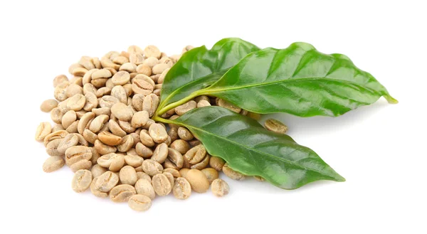 Koffiebonen en groene bladeren — Stockfoto