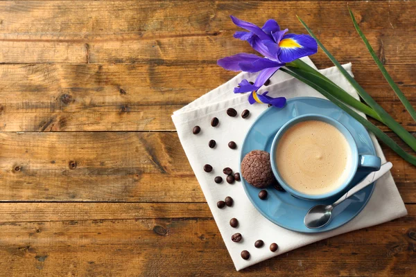 Kopje koffie met irissen — Stockfoto