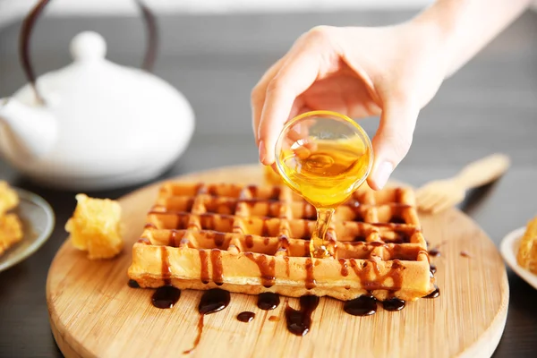Наливання меду на вафлі — стокове фото