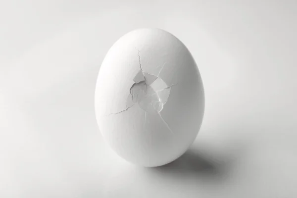 Huevo blanco rajado —  Fotos de Stock