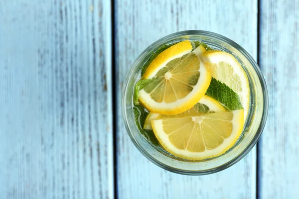 Cocktail fresco con soda e limone — Foto Stock