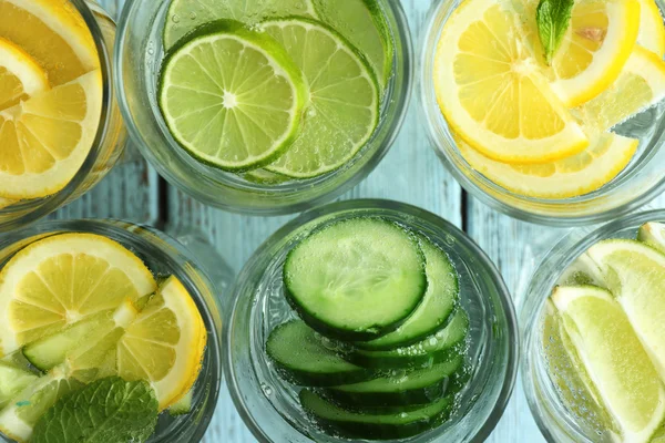 Frische Cocktails mit Limette, Limone, Zitrone und Gurke — Stockfoto