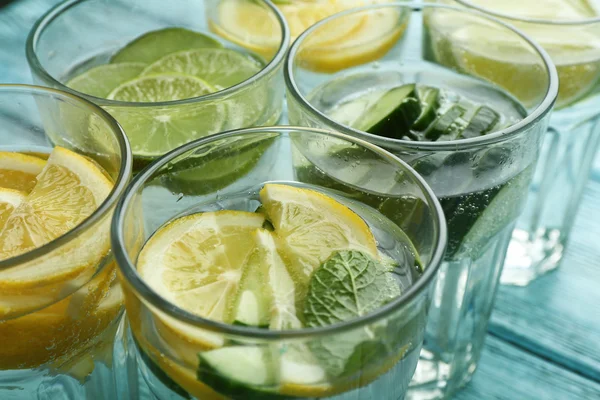 Cócteles frescos con soda, lima, limón y pepino — Foto de Stock