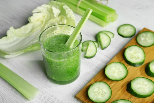 Smoothie de verduras frescas y saludables — Foto de Stock