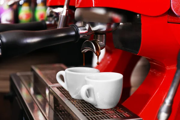 Coffee machine with cups — Stock Photo, Image