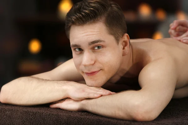Hombre relajante en el salón de spa — Foto de Stock