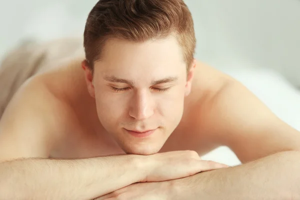 Hombre relajante en el salón de spa — Foto de Stock