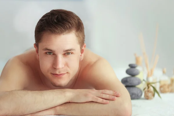 Homem relaxante no salão de spa — Fotografia de Stock