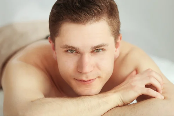 Man relaxing in spa salon — Stock Photo, Image